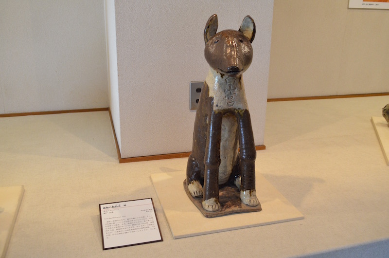 鉄釉白釉狛犬　1751年